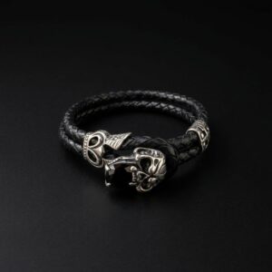 Hilpharakas Nahast käevõru pealuu ja musta kiviga